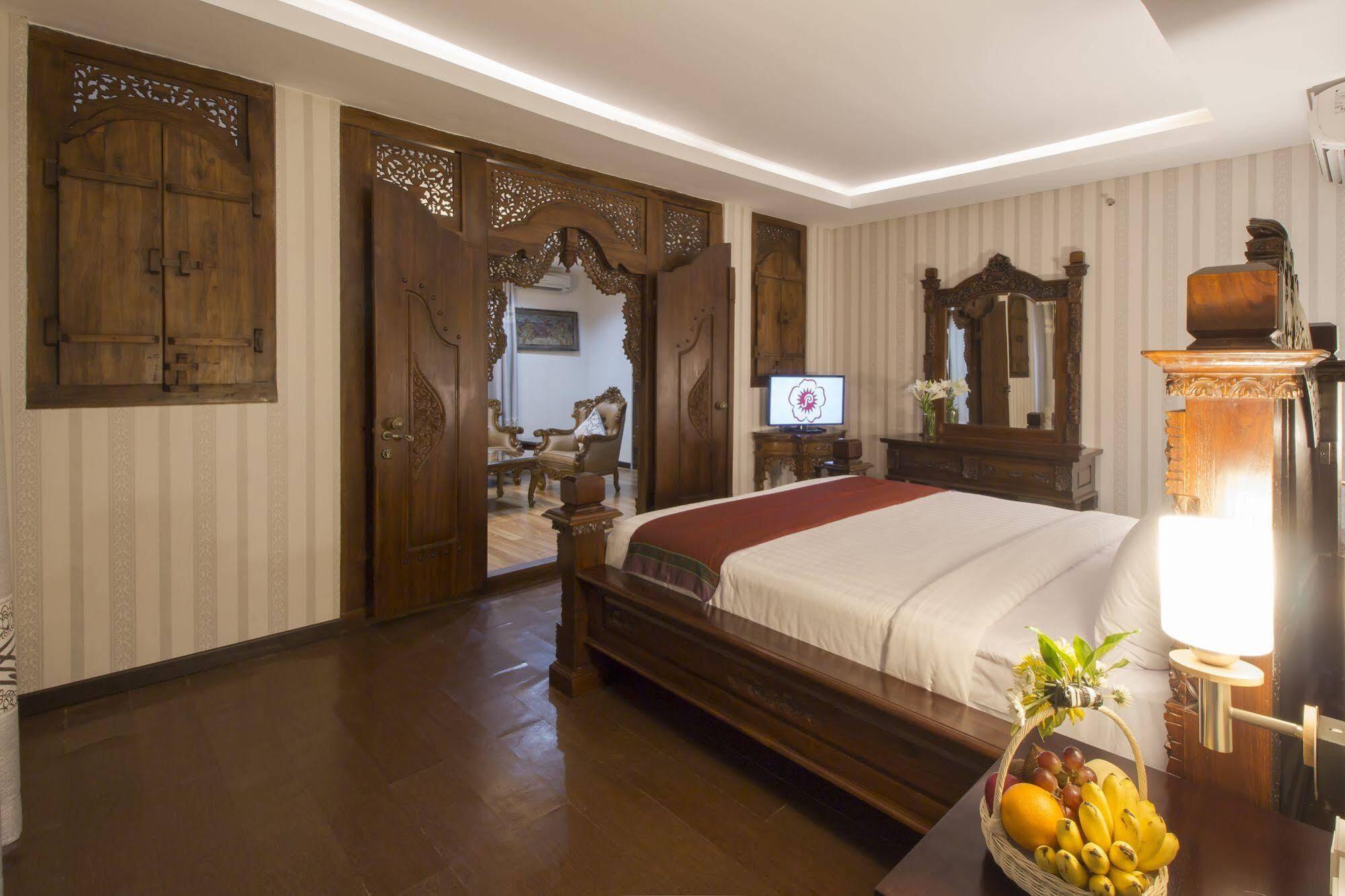 Grand Puri Saron Hotel Malioboro Jogjacarta Exterior foto
