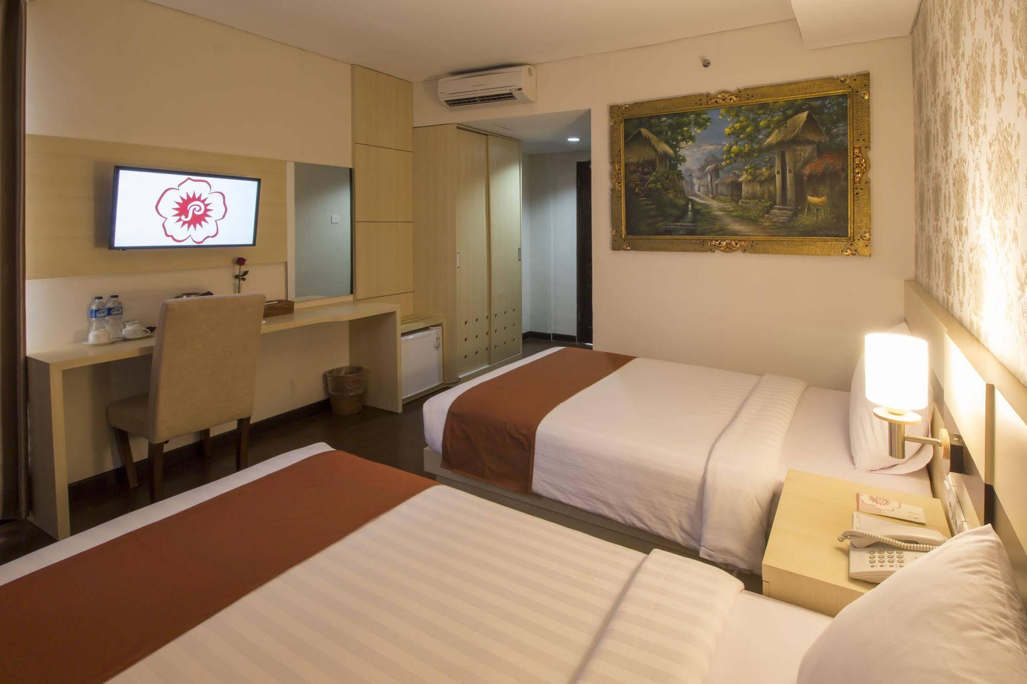 Grand Puri Saron Hotel Malioboro Jogjacarta Exterior foto