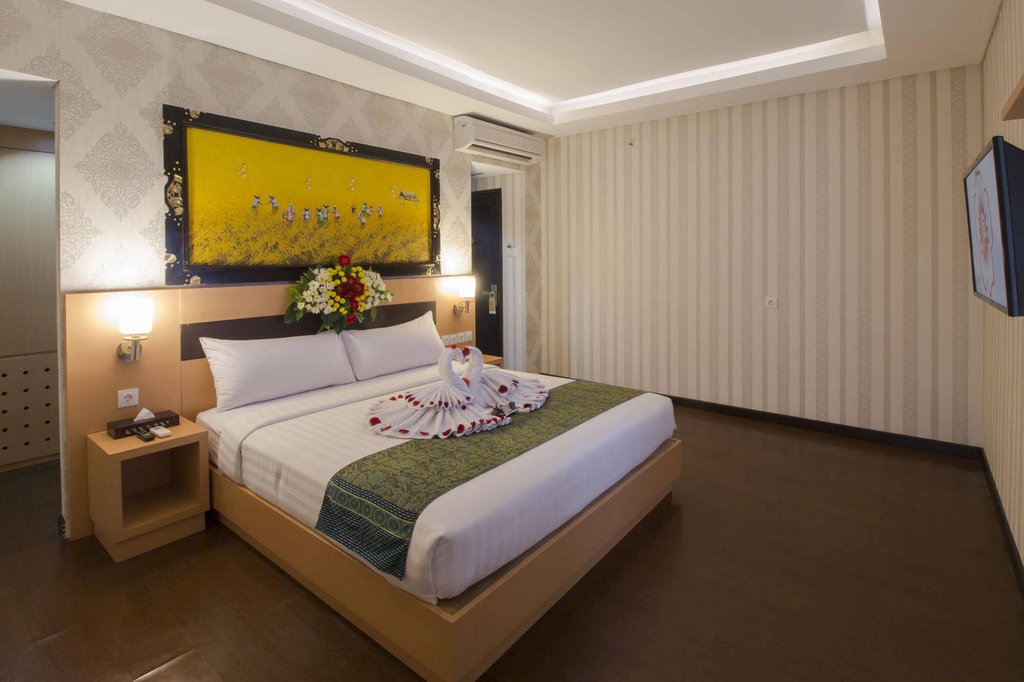 Grand Puri Saron Hotel Malioboro Jogjacarta Exterior foto